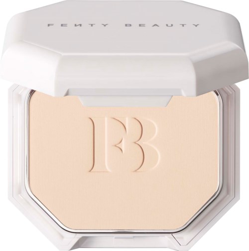 En liten kompakt med Fenty Beauty-logga på locket, som visar ett beige puder med en upphöjd '13'-design.