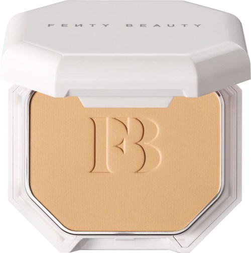En kompakt sminkpuderbehållare med beige puder och en upphöjd 'B'-logga.