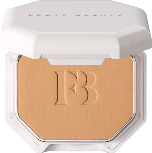 Fenty Beauty-kompakt med präglat 'FB'-logo i beige puder. Vit lock med varumärkesnamn. Minimalistisk och ren design.