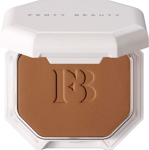 En kompakt makeupförpackning med siffran 13 ingraverad på brunt puder, i ett vitt fall märkt Fenty Beauty.