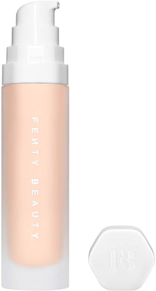 Na obrazku jest beżowa butelka z pompką i białą sześciokątną nakrętką, oznaczona "Fenty Beauty."