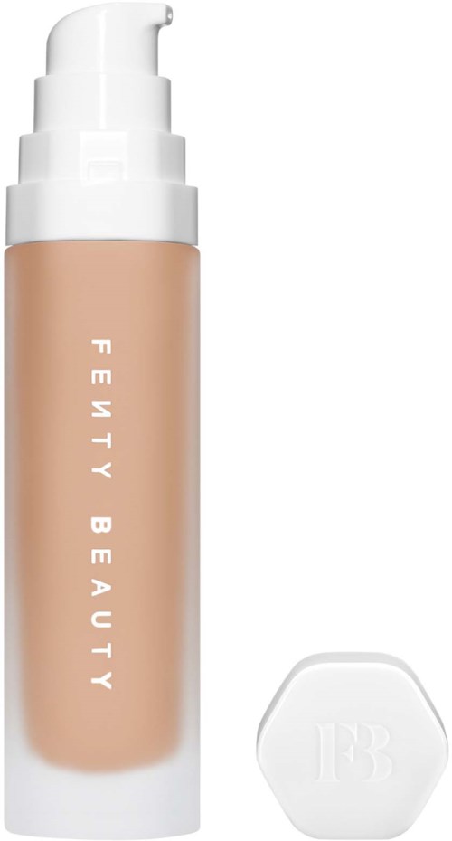 Butelka podkładu Fenty Beauty z pompką i gąbką do nakładania.