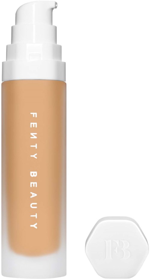 Butelka podkładu Fenty Beauty w płynie z pompką i białą nakrętką.