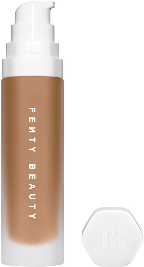 Butelka podkładu Fenty Beauty z pompką i biała gąbką aplikatora.