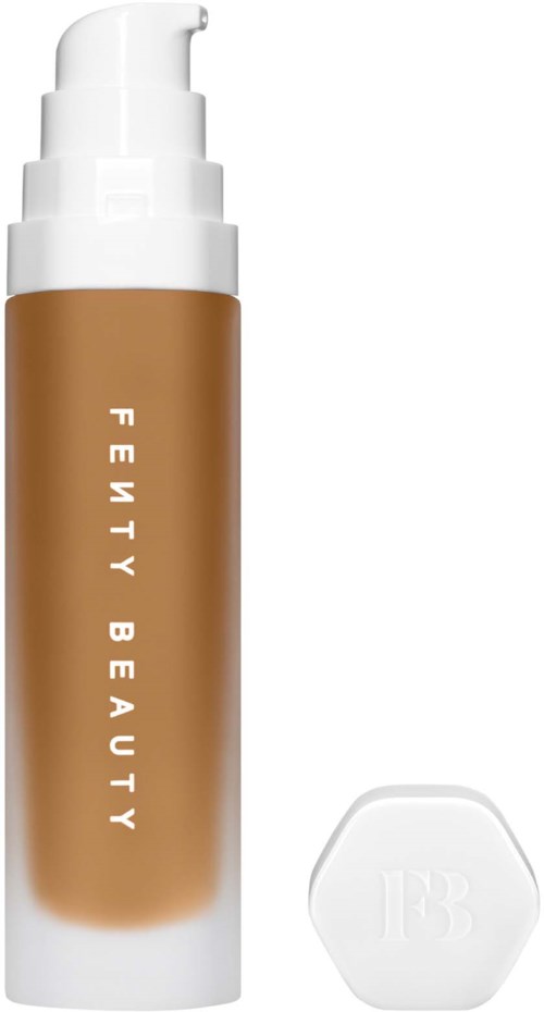 Butelka podkładu Fenty Beauty z pompką i białym korkiem. Butelka jest brązowa z białym napisem.