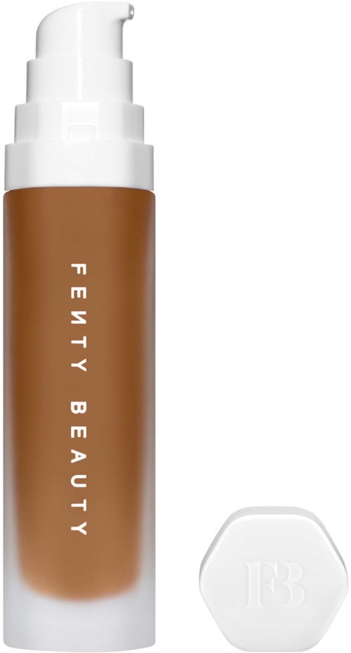 Brązowa butelka Fenty Beauty z białą pompką i białą sześciokątną nakrętką.