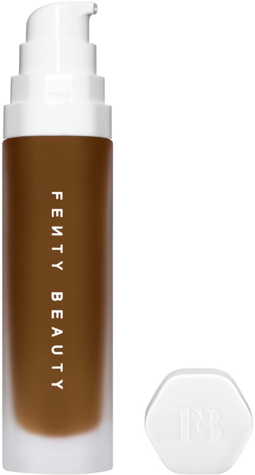 Brązowa butelka z białą pompką, oznaczona 'Fenty Beauty,' i biała nakrętka obok.