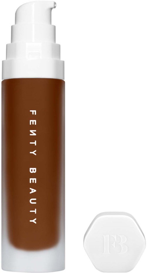 Brązowy produkt do skóry w białej pompce z napisem 'Fenty Beauty' i osobnym białym kapslem.