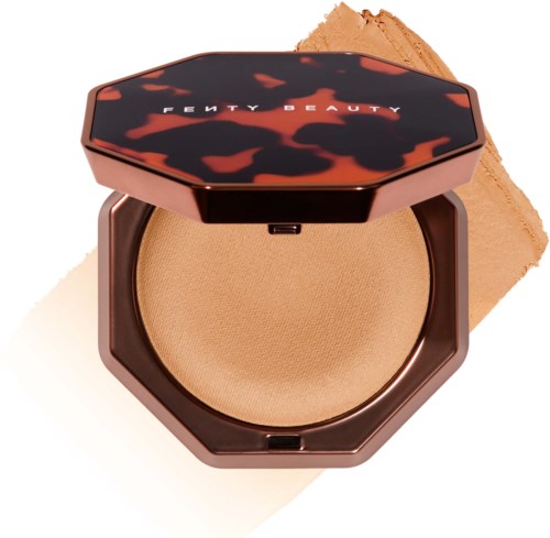 Pieni Fenty Beauty-meikkipuuteri leopardikuosisessa kotelossa, sisältää beigetäytteen.