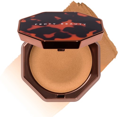 Fenty Beauty -meikkipurkin kansi, jossa on kilpikonnankuosi, avattuna ja sisältää beigeä puuteria.