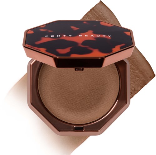 Pieni meikkipuuterirasia, jossa kilpikonnamainen kansi ja Fenty Beauty -merkki päällä.