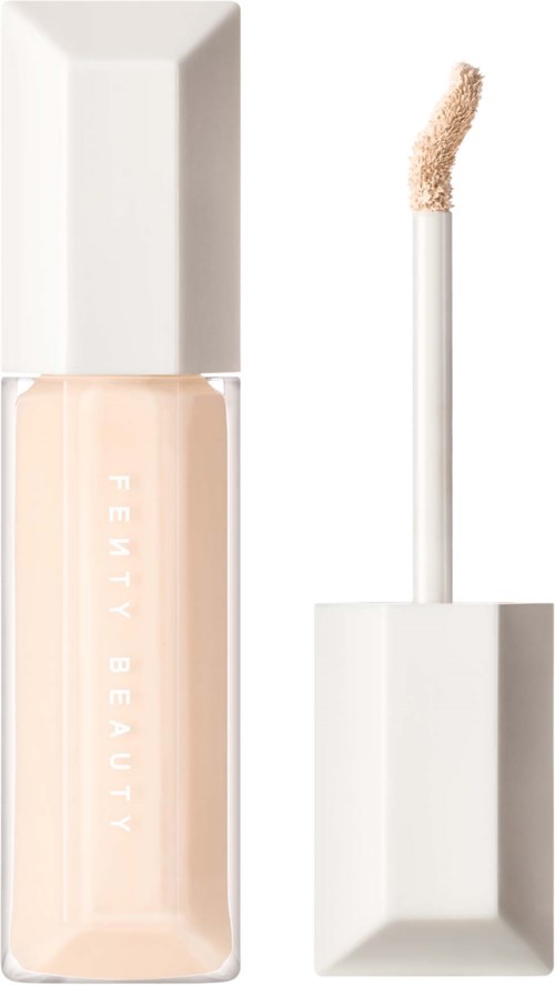 En flaska med Fenty Beauty concealermed applikatorspets utvisat. Flaskan är genomskinlig och visar ljusfärgad vätska inuti.
