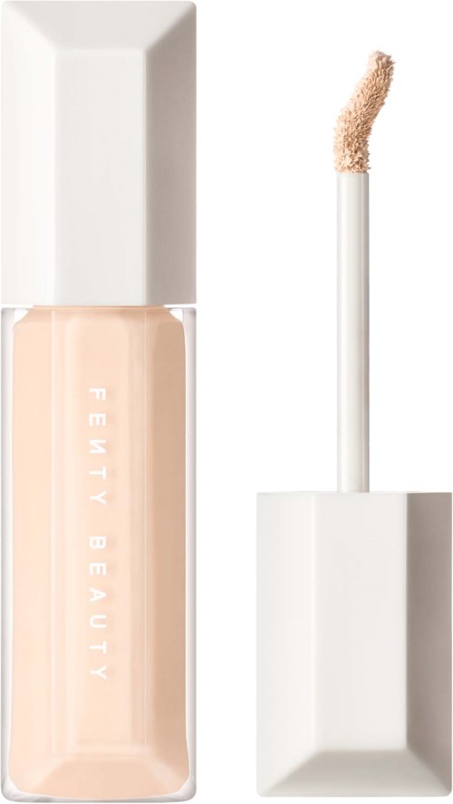 En flaska med Fenty Beauty concealer med applikator. Flaskan är rektangulär, klar och har etikett.