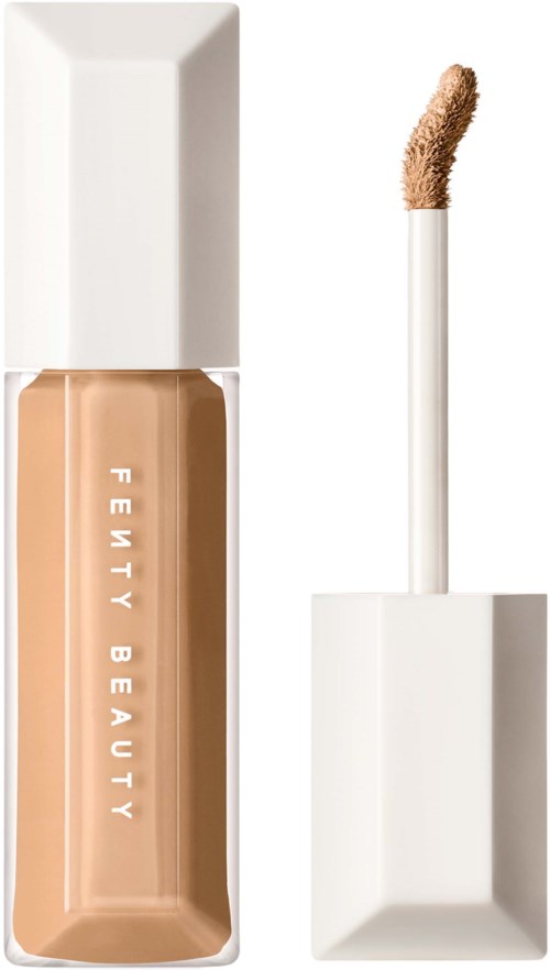En flaska med Fenty Beauty flytande concealer, applikator, vitt lock, beige flytande, och märkesnamn i vitt.
