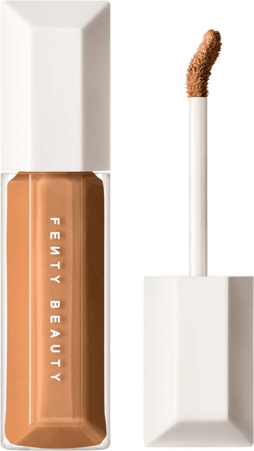 En beige flytande foundation i en genomskinlig flaska med vit lock och applikator.