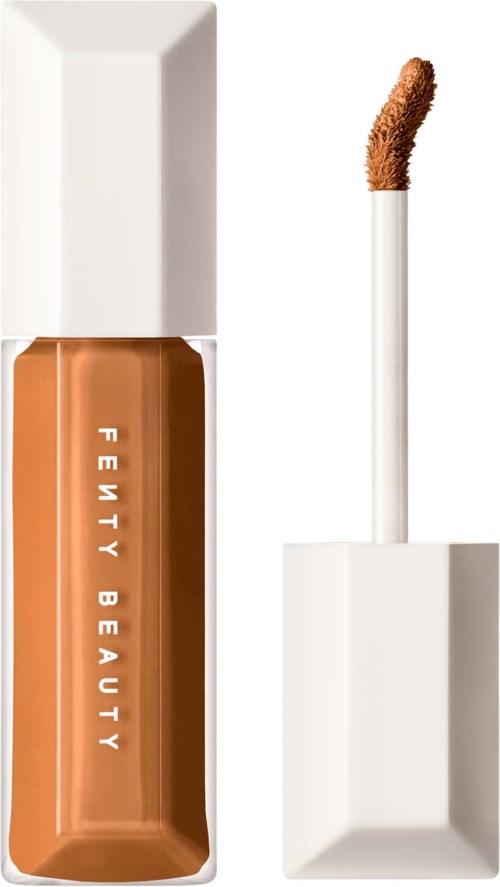 En flaska flytande foundation med en applikatorpin och vit lock. Etiketten säger 'Fenty Beauty.'