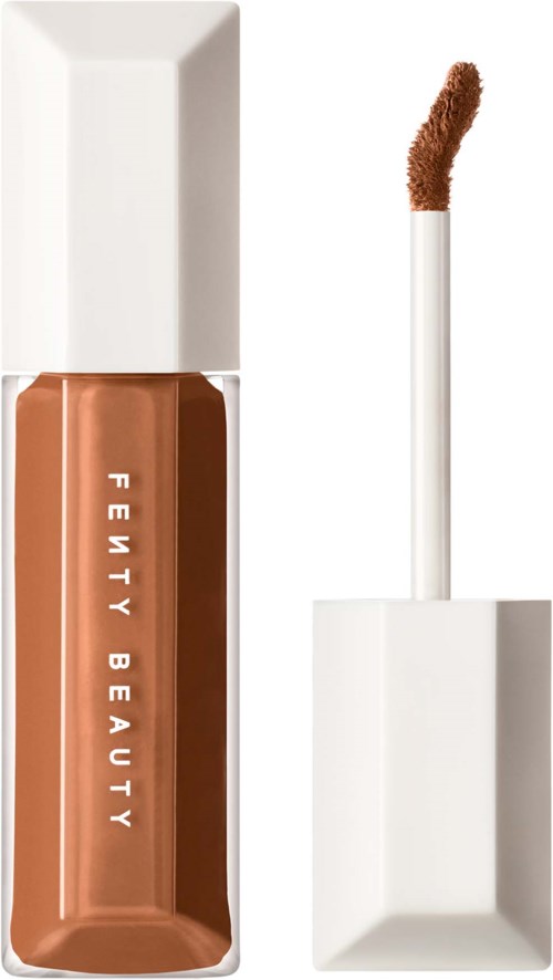 En läppglans med vit kork och applikator, flaskan har texten 'Fenty Beauty' i vitt.