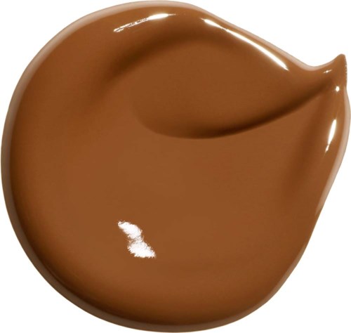 En klick chokladkräm med glänsande yta och en liten vit fläck.