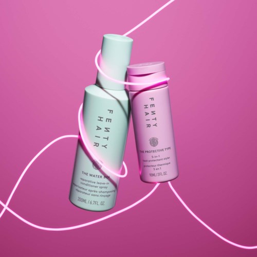 Två Fenty Skin-flaskor, en rosa och en mintgrön, snurrar tillsammans med rosa och vita ljuslinjer mot en rosa bakgrund.