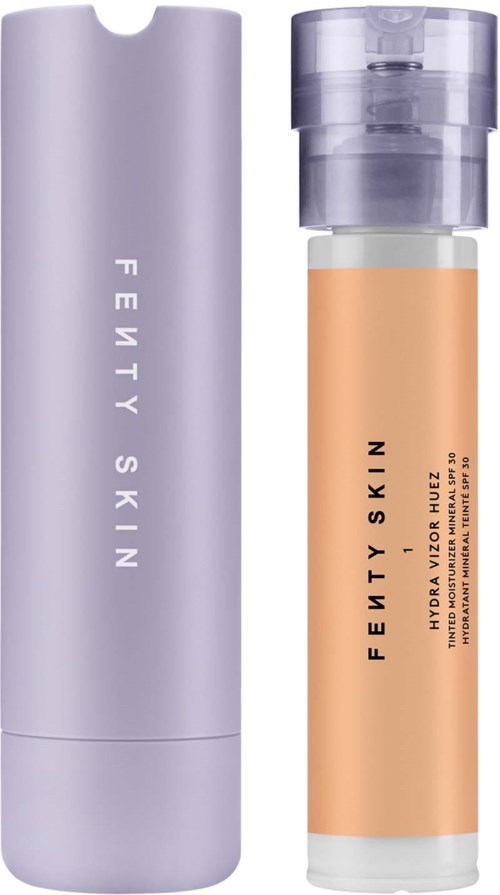 Violetti säiliö ja läpinäkyvä pullo, joissa on beige neste, molemmat Fenty Skin -merkinnällä. Pullo on pitkä ja tyylikäs, toinen sisältää pumppupullon.