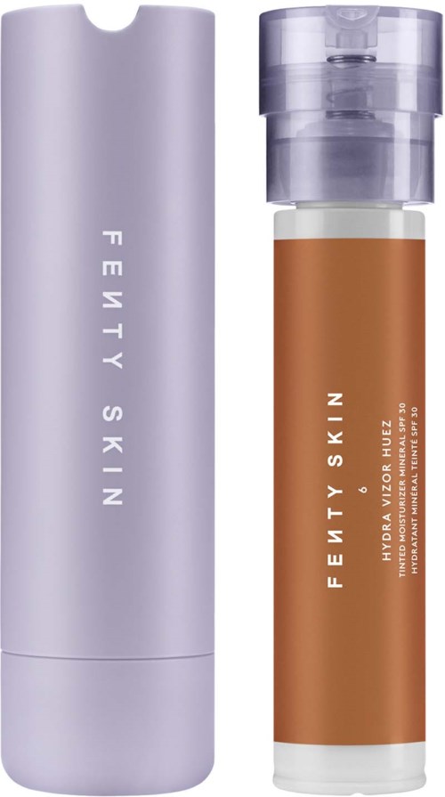 Två hudvårdsflaskor, en lila och lång, den andra bruna och kortare med pump. Båda är märkta Fenty Skin.