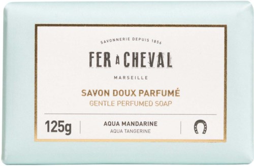 Delikatne, 125g perfumowana mydło o zapachu mandarynki w jasnoniebieskim opakowaniu z czarnym tekstem.