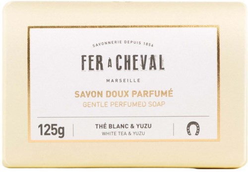 Pudło z mydłem marki 'Fer à Cheval' z Marsylii, pachnące białą herbatą i yuzu, waży 125g.