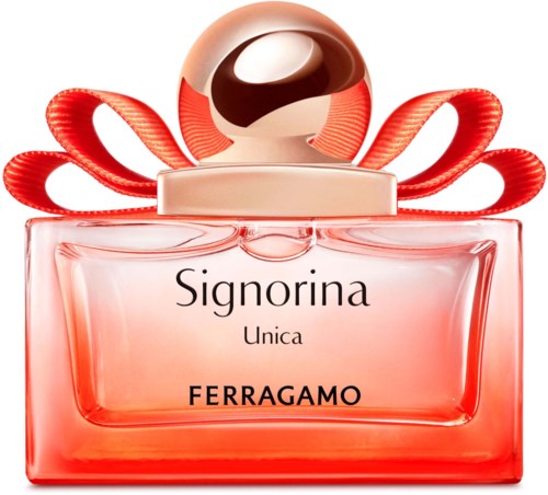 Ein Parfümflasche mit rosa Flüssigkeit, runder Kappe und dekorativem rosa Band. Das Etikett zeigt 'Signorina Unica Ferragamo.'