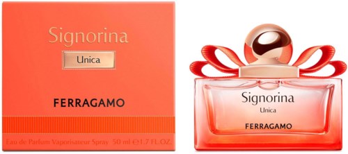Ein Parfümset und Flasche für Signorina Unica von Ferragamo, rosa und rot mit Schleife und goldener Kugel.