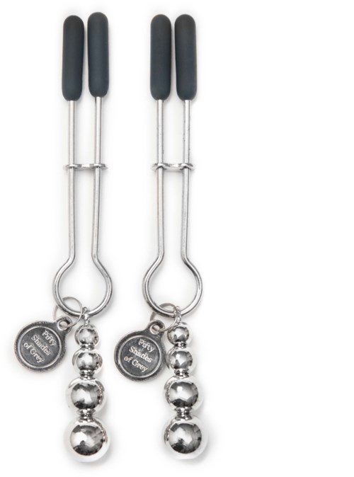 Twee metalen gereedschappen met zwarte handvatten en hangende zilveren ballen, mogelijk voor haar- of lichaamsversiering of decoratie.