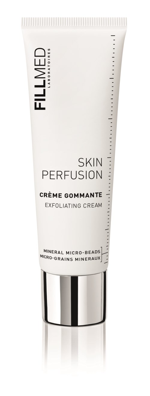 En hvit tube med exfolieringskrem med svart tekst, metallhette, merkevaren Fillmed, for hudpleie.