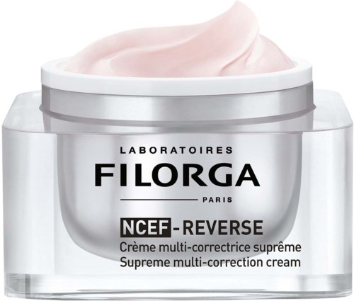 Ett silverfärgat lock med rosa kräm inuti, märkt som en multi-korrigering och anti-aging ansiktskräm från Filorga.