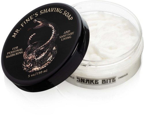 En sort krukke mærket "Mr. Fine's Shaving Soap" med en slangeillustration, åben for at vise hvid sæbe indeni.