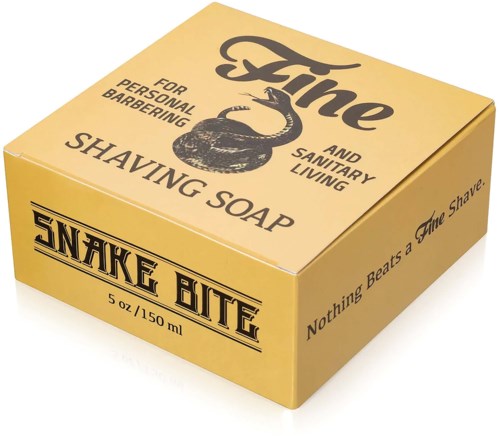 En gul æske med Snake Bite barberingsæbe til personlig pleje, med en slang og fed skrift.
