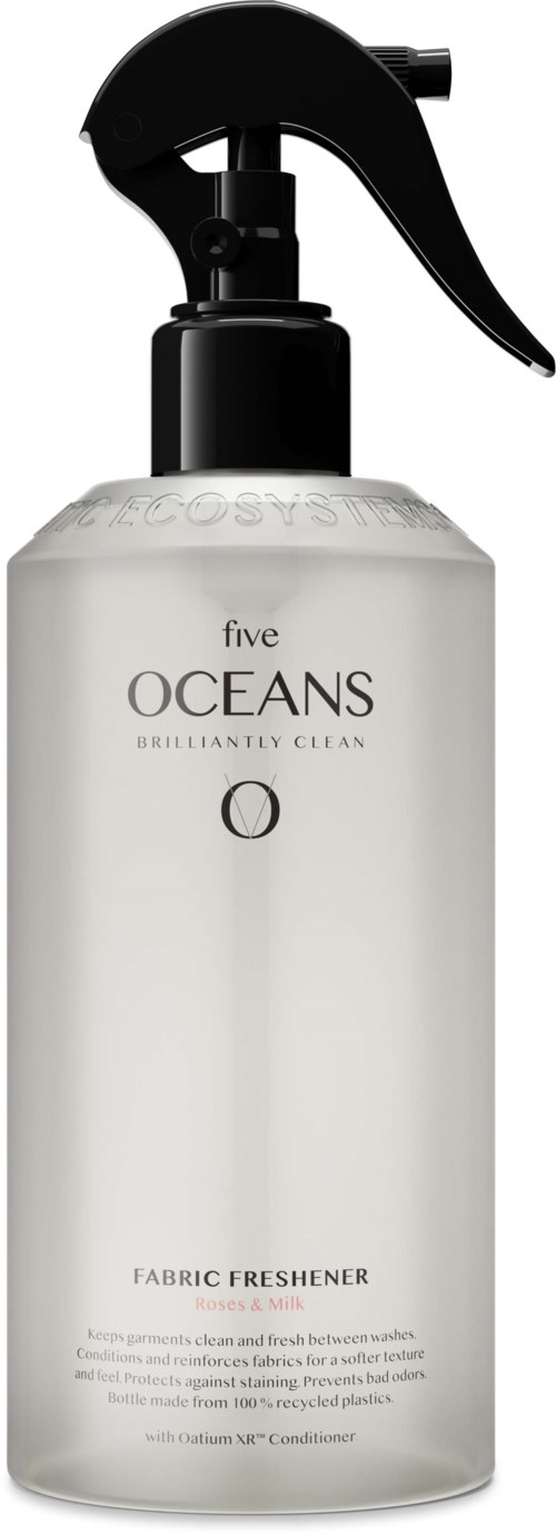 Eine klare Flasche mit schwarzem Sprühkopf, beschriftet mit 'five OCEANS' und 'fabric freshener.'