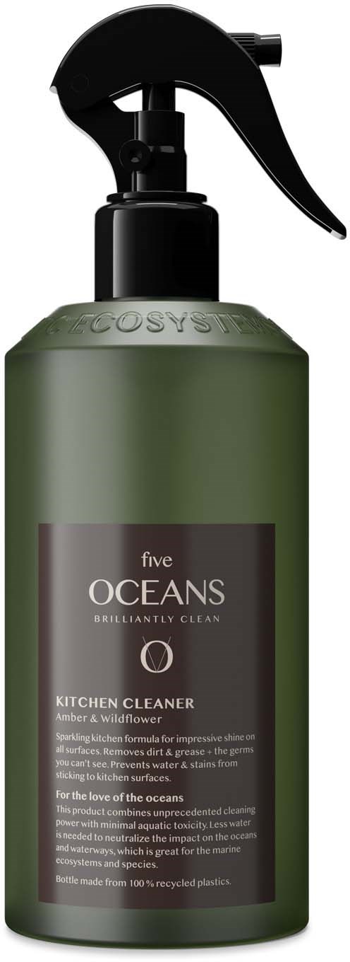 Eine grüne Sprühflasche mit der Aufschrift "Five Oceans Kitchen Cleaner" und schwarzem Sprühkopf.