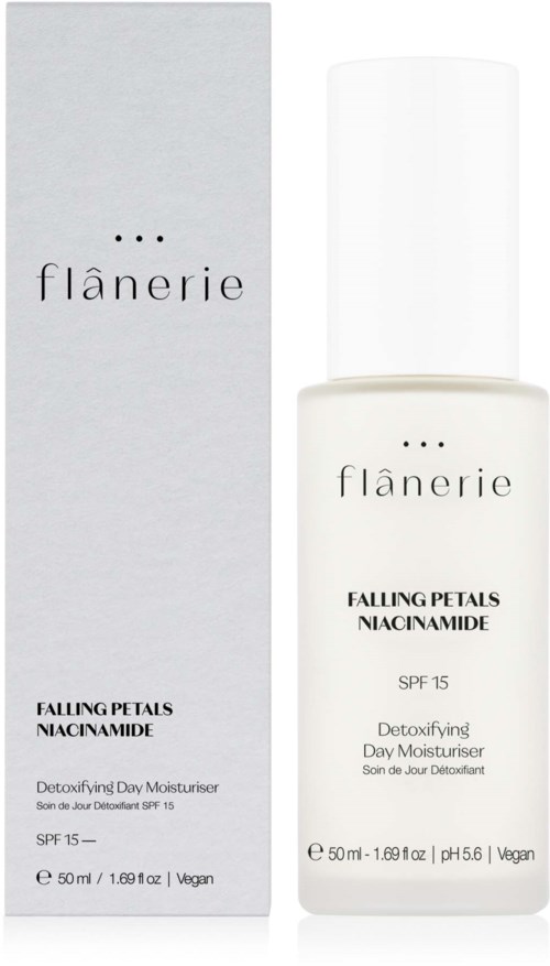 Butelka i opakowanie kosmetyku Flanerie z SPF 15, Falling Petals Niacinamide, wegańskie, pH 5.6.