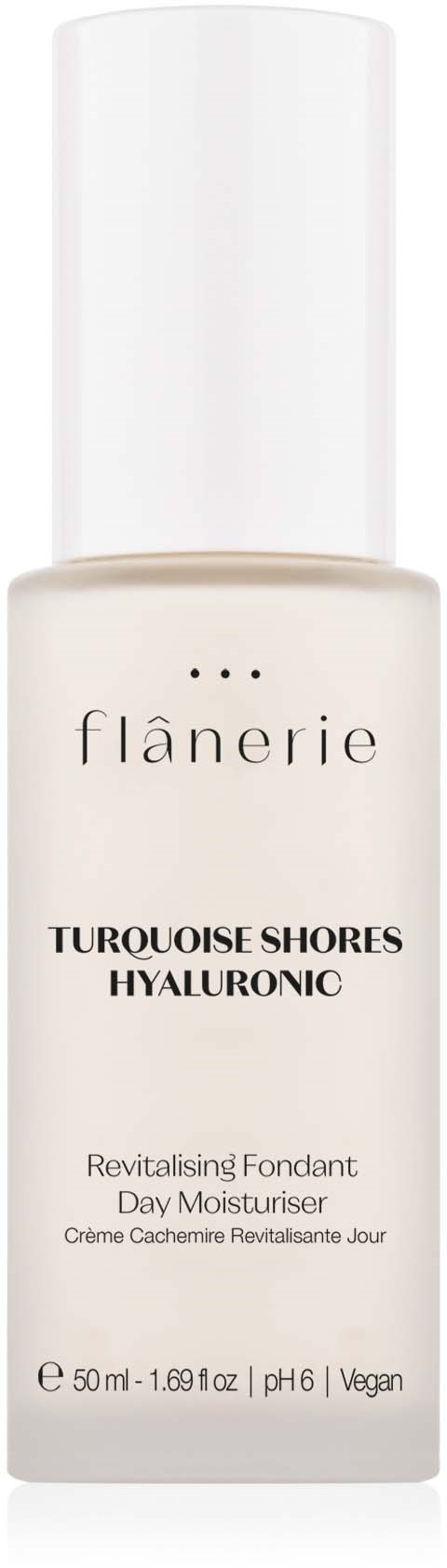 Eine weiße Flasche mit Etikett 'fl├⌐nerie' und Produktname 'TURQUOISE SHORES HYALURONIC' und Angaben zu Feuchtigkeitscreme und Inhaltsstoffen.