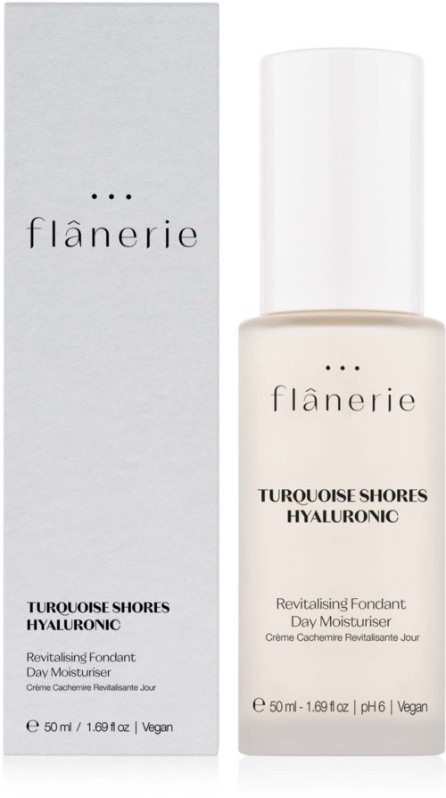 Kleine Flasche von Flanerie Hautpflege mit weißem Deckel und passender Verpackung, bezeichnet als Hyaluronsäure feuchtigkeitsspendende Tagescreme.