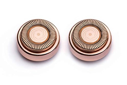 Zwei runde Make-up-Kompressen mit metallisch roségoldfarbenen Deckeln, mit Spiralmust und dekorativen Linien.