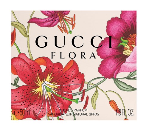 En blomsterdesign med stora rosa och röda blommor, gröna blad och texten 'GUCCI FLORA' på.