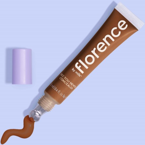 En brun tub märkt 'Florence' med en grå topp, med brunt kräm som kommer ut, mot en pastellblå bakgrund.