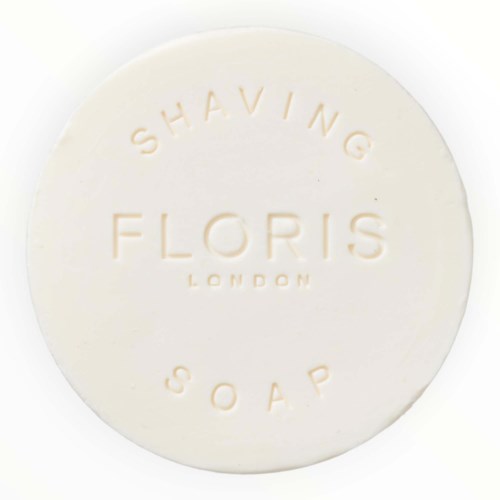Liten rund vit tvål med ingraverad text Floris London Shaving Soap.