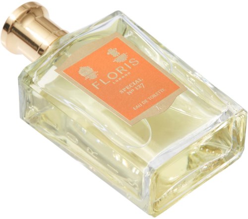 En parfobetøj, mærket 'Floris London Special No 77', med lys gul væske og guldhætte.