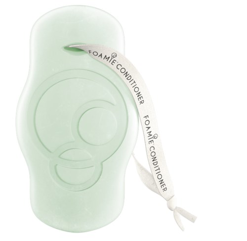 Een lichtgroene container met een lachend gezicht en een band die zegt "Foamie Conditioner".