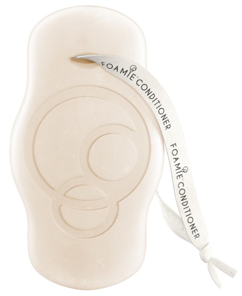 En hvit flaske med pump og et bånd som sier 'Foam & Conditioner' rundt den.