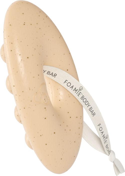 En beige såpe med små mørke prikker, festet til et hvitt bånd merket "Foamie Body Bar".