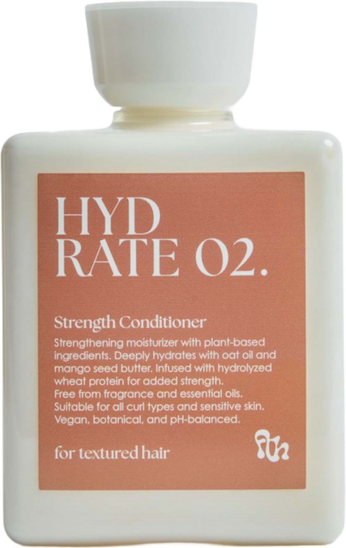 En vit flaska med Hydrate O2 Strength Conditioner med en rosa etikett som visar produktinformation och användning för texturerat hår.