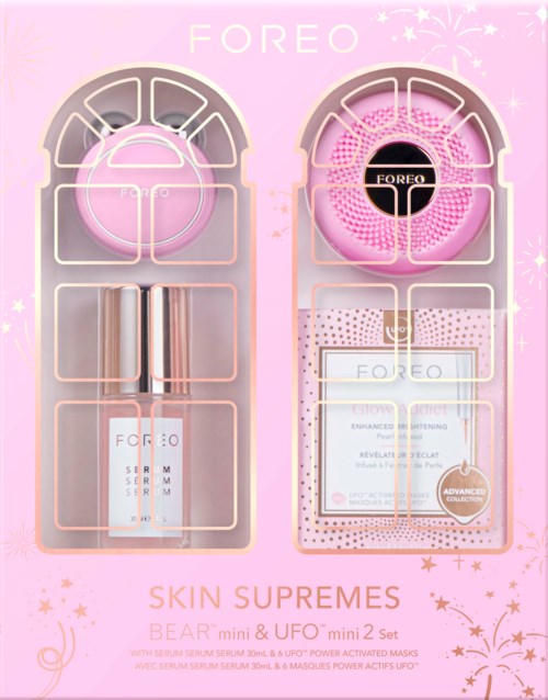 To hudpleiesett med masker og serum, pakket i rosa esker med dekorative mønstre og merkevarer.