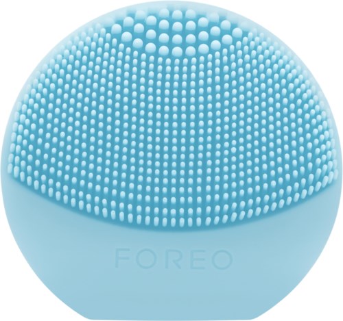 En rund, blå enhed med mange små bump på overfladen, mærket 'FOREO'.